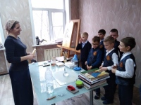 Ученики православной гимназии побывали в иконописной мастерской