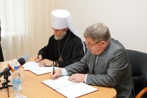 Подписание соглашения между Хабаровской епархией и Дальневосточным государственным медицинским университетом о создании кабинета предабортного консультирования. 21 августа 2012 г.