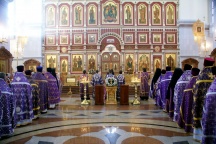 Хабаровск, 27 марта 2011 г. Божественная литургия в Спасо-Преображенском соборе  в Крестопоклонную неделю