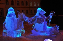 Около Спасо-Преображенского кафедрального собора появились ледовые фигуры. 3 января 2014 год.