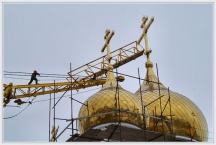 Установка золотого креста на купол кафедрального собора Петропавловска-Камчатского (16 марта 2008 года)