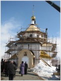 Установка нового купола на кладбищенскую часовню Петропавловска (31 марта 2008 года)