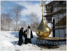 Установка нового купола на кладбищенскую часовню Петропавловска (31 марта 2008 года)